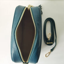 Lataa kuva Galleria-katseluun, ANGIE olkalaukku on aitoa nahkaa. Laukussa on kaksi säädettävää olkahihnaa ja vetoketjukiinnitys. Tupsukoriste toimii vetimenä. Suosittu crossbody malli.

Väri: petrooli


Koko: pituus 20 cm, korkeus 15 cm, syvyys 7 cm.

kapea nahkahihna kullanvärisillä pistolukoilla, leveys 2 cm, säädettävä pituus 130 cm

Hoito-ohje: Voi suojata nahalle sopivalla suojausaineella ennen käyttöönottoa. Puhdistetaan kostealla liinalla.

Valmistusmaa: Italia
