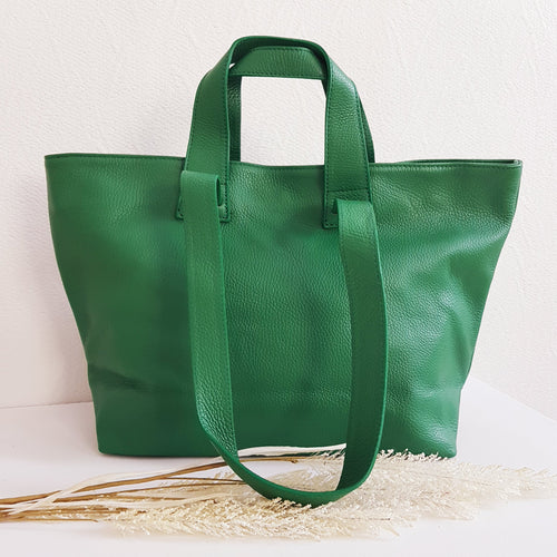 Upea shopper- malli, laadukas ja käytännöllinen. Aivan varmasti pakko saada- asuste tänäkin kesäna.  Koko: pituus 44 cm, korkeus 29 cm, syvyys 13,5 cm  Olkahihnan leveys 3 cm, pituus 70 cm  Värit: vihreä  Valmistusmaa: Italia