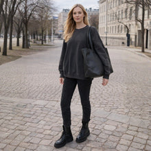 Lataa kuva Galleria-katseluun, Rebecca on tyylikäs shopper-laukku, jossa yhdistyvät italialainen käsityötaito, muuntautuva design ja arjen käytännöllisyys. Aito nahka ja hopeiset metalliosat tekevät laukusta klassikon, joka kestää aikaa ja käyttöä.
