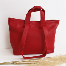 Lataa kuva Galleria-katseluun, Rebecca on tyylikäs shopper-laukku, jossa yhdistyvät italialainen käsityötaito, muuntautuva design ja arjen käytännöllisyys. Aito nahka ja hopeiset metalliosat tekevät laukusta klassikon, joka kestää aikaa ja käyttöä.
