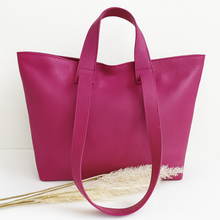 Lataa kuva Galleria-katseluun, Rebecca on tyylikäs shopper-laukku, jossa yhdistyvät italialainen käsityötaito, muuntautuva design ja arjen käytännöllisyys. Aito nahka ja hopeiset metalliosat tekevät laukusta klassikon, joka kestää aikaa ja käyttöä.
