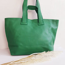 Lataa kuva Galleria-katseluun, Rebecca on tyylikäs shopper-laukku, jossa yhdistyvät italialainen käsityötaito, muuntautuva design ja arjen käytännöllisyys. Aito nahka ja hopeiset metalliosat tekevät laukusta klassikon, joka kestää aikaa ja käyttöä.
