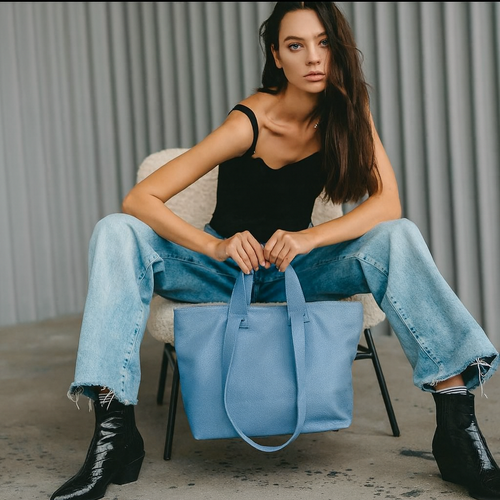 REBECCA on monipuolinen ja supertilava shopper-nahkalaukku, jonka muoto elää mukanasi. Voit kantaa laukkua kahvoista tai olalla pitkällä hihnalla ja laukku mukautuu täydellisesti sisällön ja päivän tarpeiden mukaan. Pehmeä, laadukas nahka tekee laukusta yhtä aikaa ryhdikkään ja rennon. Vetoketju- ja magneettikiinnitys, sisällä vetoketjutasku ja avotaskut, hopeanväriset metalliosat