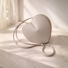 Lataa kuva Galleria-katseluun, Koko: 20,5 × 16,5 cm
Materiaali: nahka
Kiinnitys: vetoketju
Hihna: säädettävä
Väri: punainen, greige, puuteriroosa, konjakinruskea, musta
Valmistusmaa: Italia
