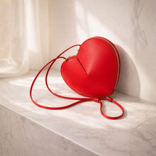 Lataa kuva Galleria-katseluun, SYDÄN on kompakti nahkalaukku, jonka selkeä sydämen muoto tekee siitä huomiota herättävän yksityiskohdan. Laadukas nahka ja viimeistelty muotoilu tuovat laukkuun ryhtiä ja kestävyyttä. Laukku sulkeutuu vetoketjulla. Sisällä on yksi tilava osio tärkeimmille tavaroille – puhelimelle, korteille ja muille pienille esineille. Pieni koko, selkeä ilme.
