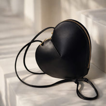 Lataa kuva Galleria-katseluun, Nahkainen sydan laukku
Koko: 20,5 × 16,5 cm
Materiaali: nahka
Kiinnitys: vetoketju
Hihna: säädettävä
Väri: punainen, greige, puuteriroosa, konjakinruskea, musta
Valmistusmaa: Italia
