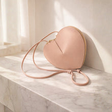 Lataa kuva Galleria-katseluun, Nahkainen sydan laukku
Koko: 20,5 × 16,5 cm
Materiaali: nahka
Kiinnitys: vetoketju
Hihna: säädettävä
Väri: punainen, greige, puuteriroosa, konjakinruskea, musta
Valmistusmaa: Italia
