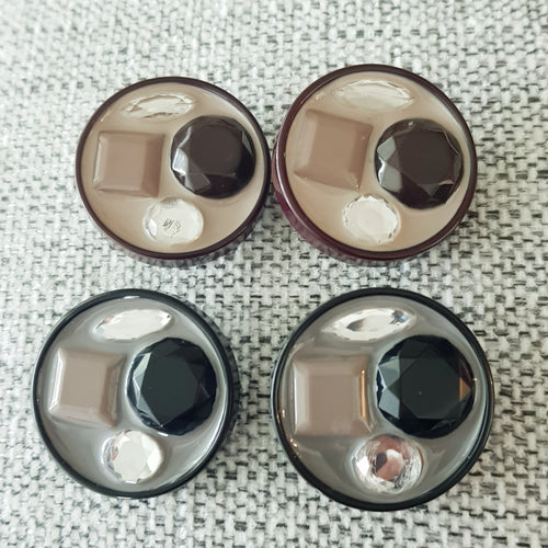 Tyylikäs koristeellinen takinnappi  34 mm, keskellä kiiltävä emali mihin on upotettu koriste helmet. Sopii mainiosti pitkiin neuleisiin ja takin napiksi.

Napin paksuus 7mm

värit beige ja harnaa

Valmistusmaa Italia