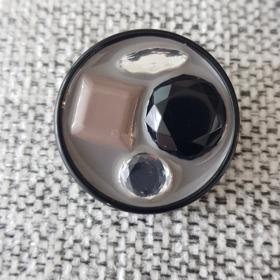 Tyylikäs koristeellinen takinnappi  34 mm, keskellä kiiltävä emali mihin on upotettu koriste helmet. Sopii mainiosti pitkiin neuleisiin ja takin napiksi.

Napin paksuus 7mm

värit beige ja harnaa

Valmistusmaa Italia