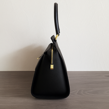 Lataa kuva Galleria-katseluun, Italialaista eleganssia arjen käytännöllisyyteen.
Venla on rakenteeltaan napakka ja tyyliltään ajattoman moderni , täydellinen kumppani niin toimistolle, matkalle kuin vapaa-aikaan.
