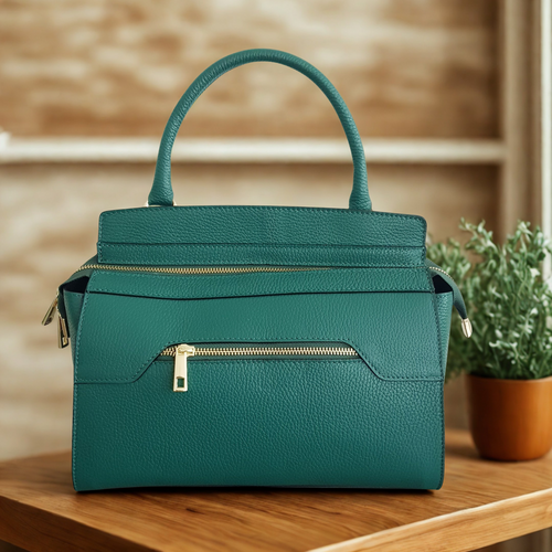 VENLA nahkalaukku yhdistää italialaisen eleganssin ja käytännöllisen muotoilun.
Tilava sisätila, edessä vetoketjutasku ja säädettävä olkahihna tekevät siitä täydellisen arkilaukun.
Saatavilla vihreänä ja mustana. 🇮🇹