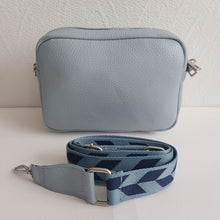 Lataa kuva Galleria-katseluun, Tyylikäs JASMINE nahkalaukku paksulla olkahihnalla.  Laukussa kaksi vetoketjullista taskua hopea lukoilla.  Materiaali: nahka   Koko: pituus 24 cm, korkeus 18cm, syvyys 7,5 cm  Hihna: max pituus 124 cm , hihnan leveys 4,5 cm . Materiaali nahka / polyesteri.  Valmistusmaa Italia
