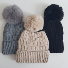 Lataa kuva Galleria-katseluun, Angela neulepipo, jossa on leveä kääntöreuna. Pipo kimaltelee hennosti sekaan neulotun lurex-langan ansiosta. 3 väriä: beige, harmaa ja musta. Yksi koko. Materiaali: 80% viskoosi, 12% elastaani, 8% villa. Hoito-ohje: 30 asteen pesu.
