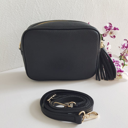 ANGIE olkalaukku on aitoa nahkaa. Laukussa on säädettävä olkahihna, vetoketjukiinnitys. Tupsukoriste toimii vetimenä. Valmistettu Italiassa, erittäin suosittu cross body malli. Värit: musta  Koko: pituus 20 cm, korkeus 15 cm, syvyys 7 cm. Olkahihnan pituus 130 cm.  Hoito-ohje: Voi suojata nahalle sopivalla suojausaineella ennen käyttöönottoa. Puhdistetaan kostealla liinalla.