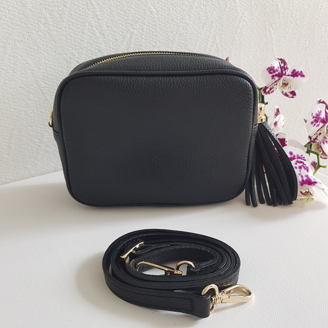 ANGIE olkalaukku on aitoa nahkaa. Laukussa on säädettävä olkahihna, vetoketjukiinnitys. Tupsukoriste toimii vetimenä. Valmistettu Italiassa, erittäin suosittu cross body malli. Värit: musta  Koko: pituus 20 cm, korkeus 15 cm, syvyys 7 cm. Olkahihnan pituus 130 cm.  Hoito-ohje: Voi suojata nahalle sopivalla suojausaineella ennen käyttöönottoa. Puhdistetaan kostealla liinalla.