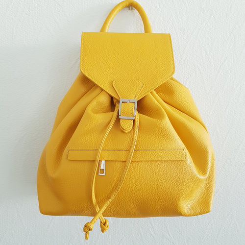 BEA nahkareppu suljetaan kiristysnyörillä ja päällä magneettilukitus.   Repun sisällä ja edessä vetoketjullinen pikkutasku.  Koko: pituus 38 cm, korkeus 30 cm, syvyys 13 cm  Materiaali: nahka