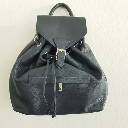 BEA nahkareppu suljetaan kiristysnyörillä ja päällä magneettilukitus.   Repun sisällä ja edessä vetoketjullinen pikkutasku.  Koko: pituus 38 cm, korkeus 30 cm, syvyys 13 cm  Materiaali: nahka