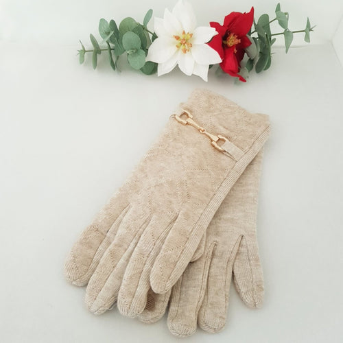 Erittäin tyylikkäät, pehmeät ja joustavat Beatrice sormikkaat on koristeltu kauniilla kultaisella korulla. Etusormessa on kosketusnäyttöominaisuus. Päällikangas on  neulekangasta, ei vuoria. Materiaali: 50% puuvilla, 20% akryyli, 20% elastaani, 10% villa. Neljä väriä: beige, harmaa, viininpunainen, musta. Yksi koko. Hoito-ohje: 30 asteen pesu.