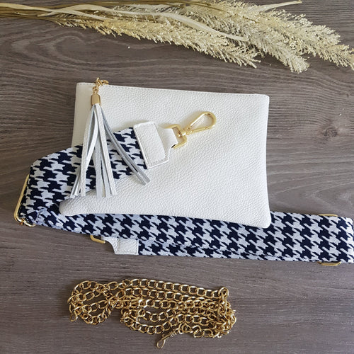 BRENDA laukussa on yksi tasku ja sisällä vetoketjullinen sisätasku. Koko: pituus 23 cm, korkeus 15.5 cm Materiaali: nahka Väri: valkoinen