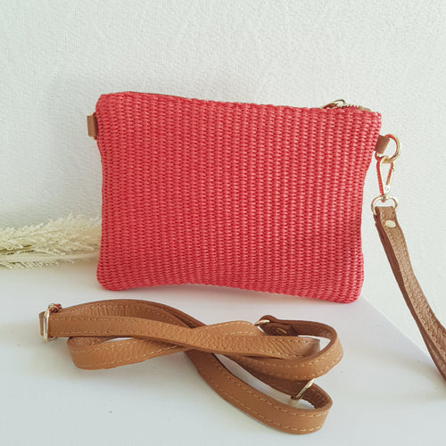 Tyylikäs CARA laukku rannehihnalla ja säädettävällä nahkaisella olkahihnalla. Sisällä kaunis satiini vuori ja vetoketjullinen sivutasku.