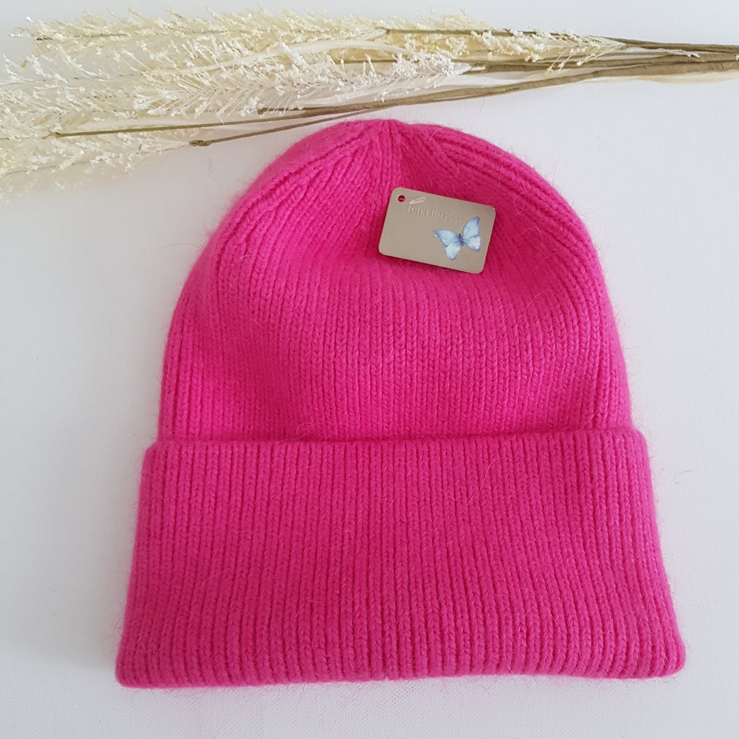 Trendikäs, lämmin, pehmeä ja joustava villasekoite beanie.  Pipossa leveä kääntöreuna mikä takaa hyvän istuvuuden.  Materiaali: 80% viskoosi, 20% villa.  Hoito-ohje: käsin pesu   