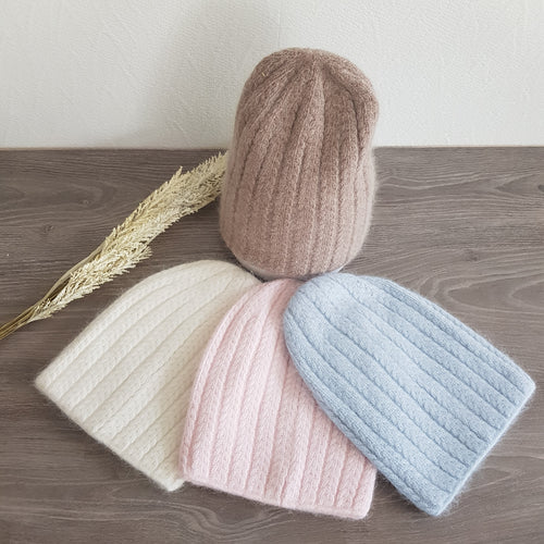 Tyylikäs, kevyt ja  lämmin, angora beanie pipo.  Materiaali: 50% angora, 30% viskoosi, 20% villa  Värit: valkoinen, vaaleansininen, vaaleanpunainen ja ruskea