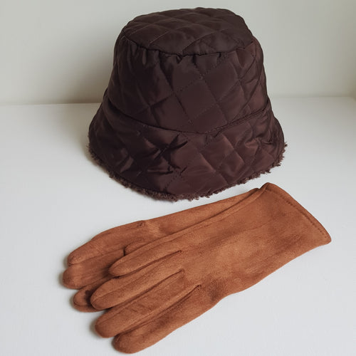 Trendikäs tikattu bucket-hattu, jota kutsutaan myös kalastajanhatuksi.  Päällinen on tuulenpitävää tikkikangasta , sisäpuoli pehmeää tekoturkista.  Materiaali: 100% viskoosi  Pesu-ohje: käsinpesu