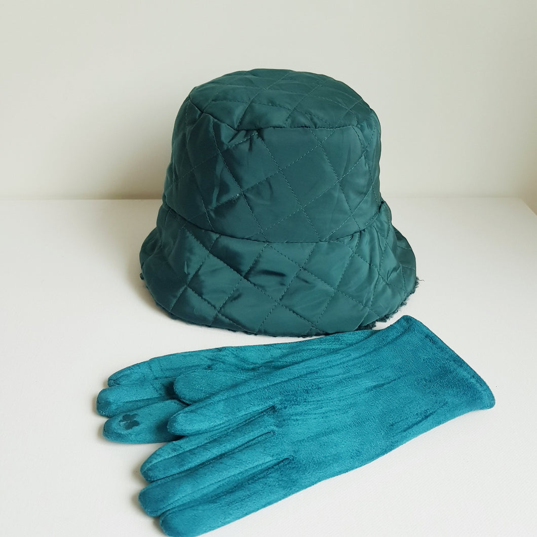 Trendikäs tikattu bucket-hattu, jota kutsutaan myös kalastajanhatuksi.  Päällinen on tuulenpitävää tikkikangasta , sisäpuoli pehmeää tekoturkista.  Materiaali: 100% viskoosi  Pesu-ohje: käsinpesu