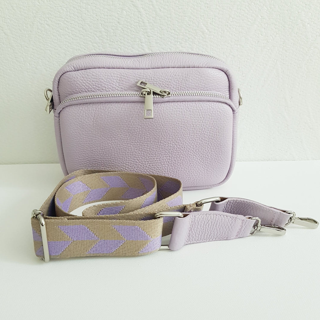 Tyylikäs JASMINE nahkalaukku leveällä olkahihnalla.  Laukussa kaksi vetoketjullista taskua hopeilla lukoilla.  Materiaali: nahka   Väri: tummansininen ja lila  Koko: pituus 24 cm, korkeus 18 cm, syvyys 7,5 cm  Hihna: max pituus 124 cm , hihnan leveys 4,5 cm. Hihnan materiaali nahka/ polyesteri.  Valmistusmaa: Italia.