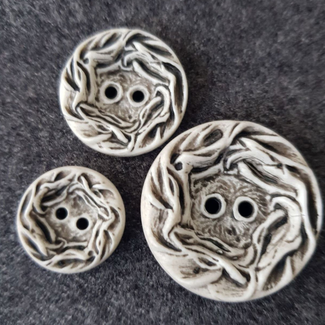 Tyylikäs kuviollinen nylon mattapintainen läpiommeltava paksu vintage nappi, joka sopii erinomaisesti villakangastakkeihin, jakkuihin ja paksuihin neuleisiin. Nappi on kaksivärinen: valkoinen pohja, harmaat syvennykset. Kolme kokoa 18 mm, 23 mm, 30 mm.
