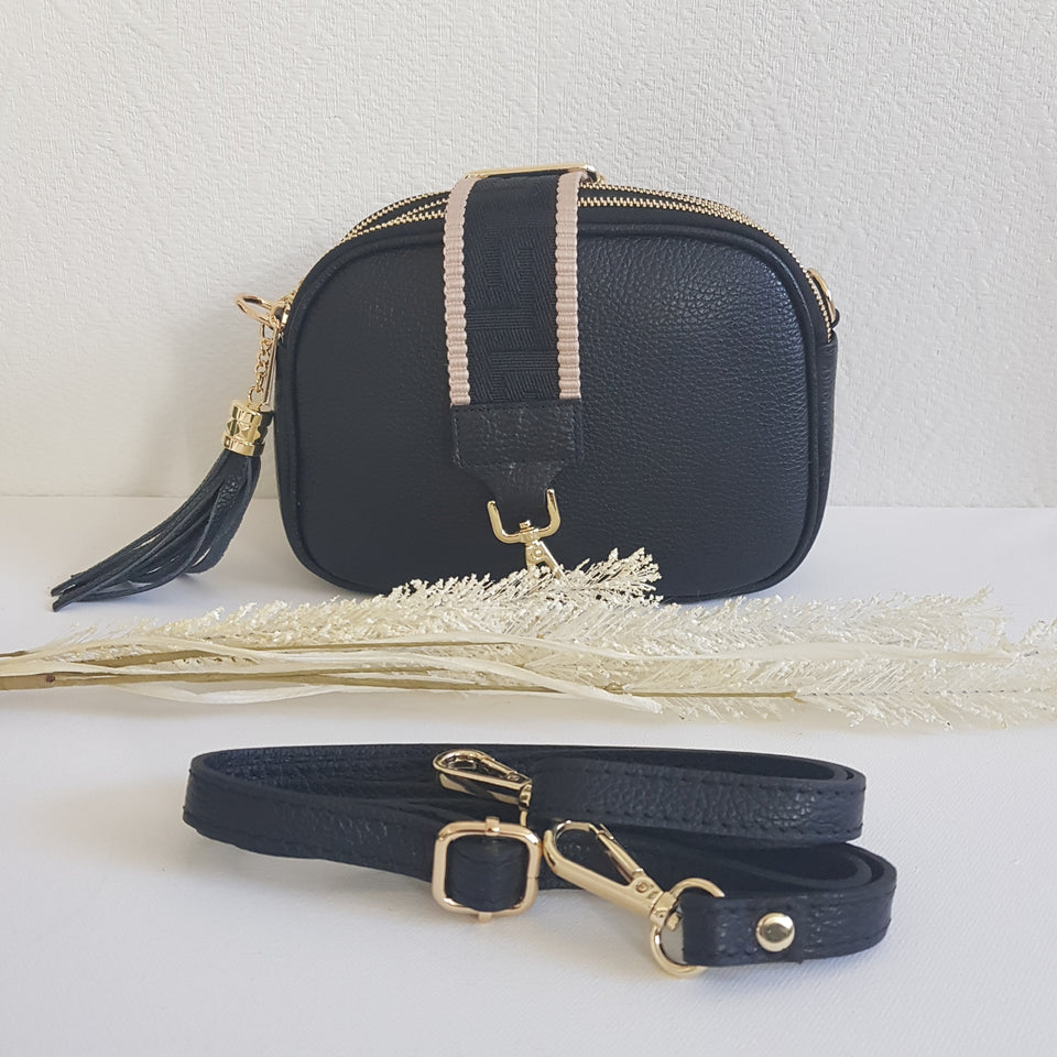 Tyylikäs ja tilava LILY crossbody laukku on jaettu kolmeen osastoon. Jokainen osasto suljetaan vetoketjulla. Laukun takaa löytyy vetoketjullinen piilotasku ja sisällä on yksi vetoketjullinen sivutasku. Säädettävä olkahihna, kullanväriset metalliosat.  Väri: musta