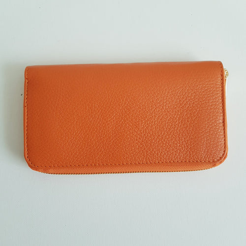 Nahkalompakko kullanvärisellä vetoketjukiinnityksellä.  Koko: leveys 21 cm, korkeus 11,5 cm