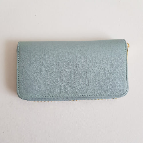 Nahkalompakko kullanvärisellä vetoketjukiinnityksellä.  Koko: leveys 21 cm, korkeus 11,5 cm