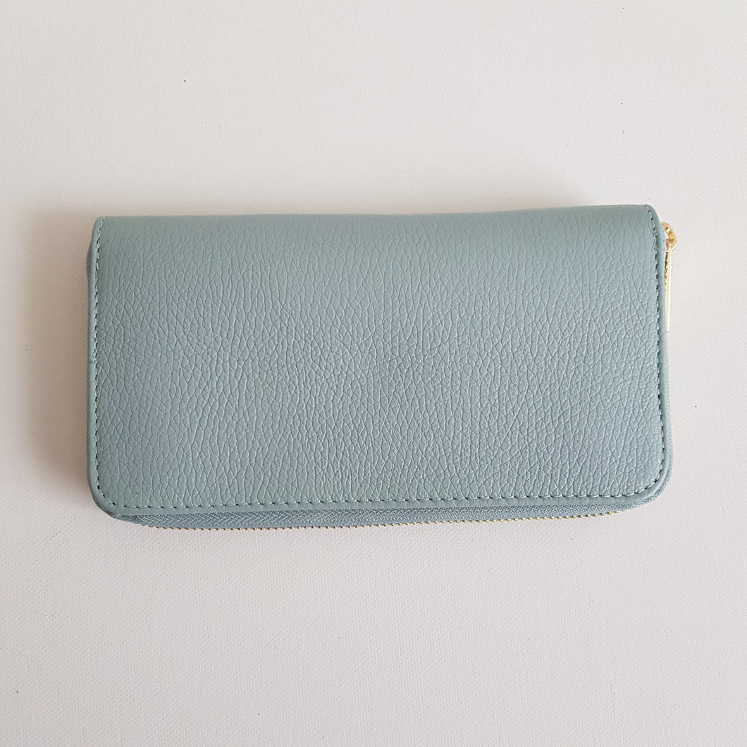 Nahkalompakko kullanvärisellä vetoketjukiinnityksellä.  Koko: leveys 21 cm, korkeus 11,5 cm