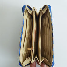 Lataa kuva Galleria-katseluun, Nahkalompakko kullanvärisellä vetoketjukiinnityksellä.  Koko: leveys 21 cm, korkeus 11,5 cm
