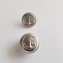 Lataa kuva Galleria-katseluun, Metallinen ankkurinappi kannalla, väri hopea. Luo merihenkistä tyyliä vaatteisiin. Sopii pikkutakkeihin hihanappina 18 mm ja takkinappina 20 mm.
