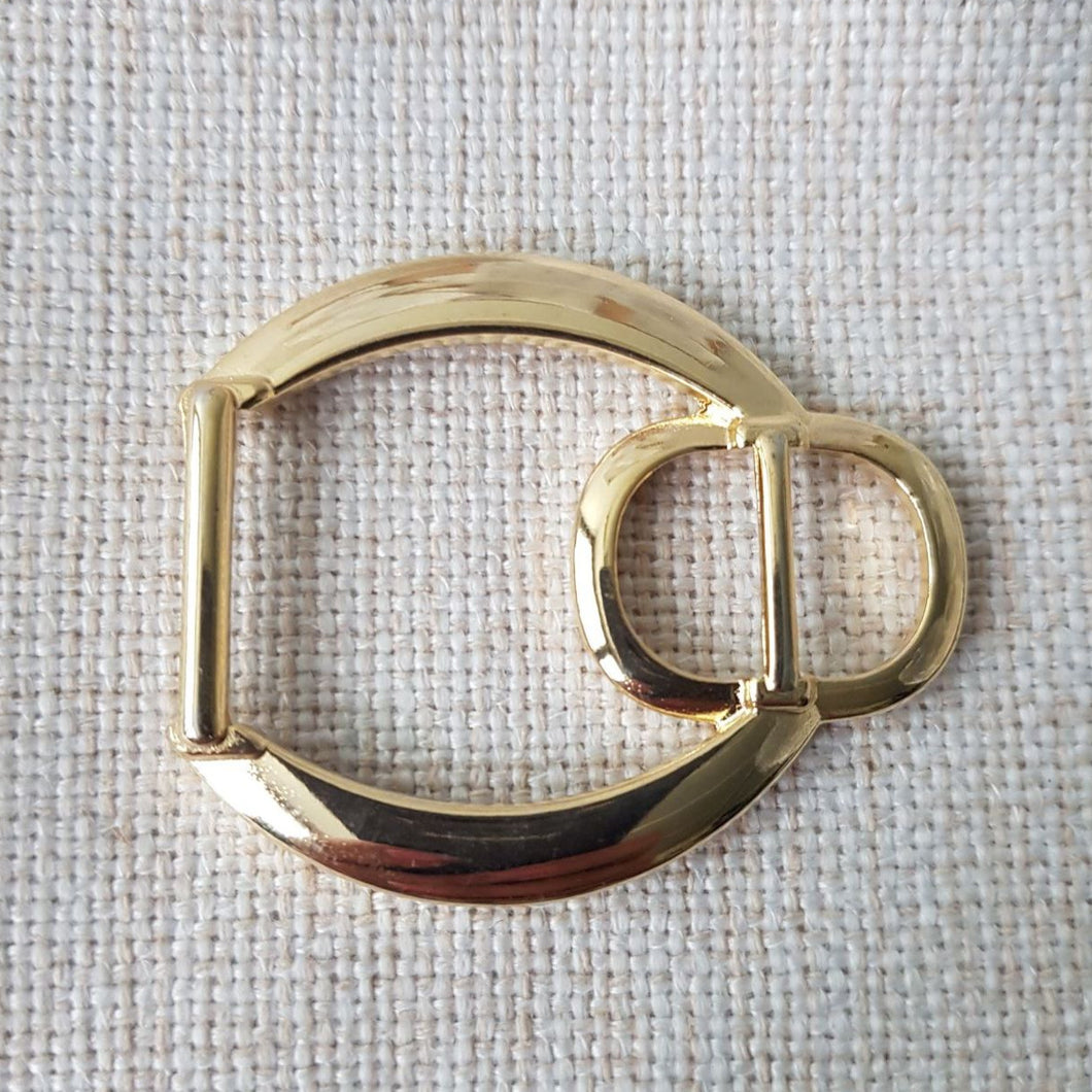Metallinen kultainen solki , tähän muottiin  on helppo tehdä oman näköinen vyö. Soljen pituus 51 mm, korkeus 43 mm.