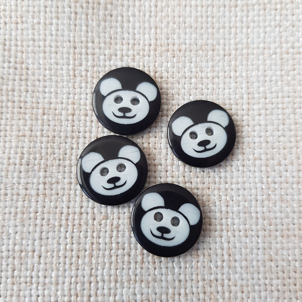 Tyylikäs mustavalkoinen Panda läpiommeltava 2.reikäinen nappi. Nappi sopii lastenvaatteisiin tai koristenapiksi  Materiaali: polyester