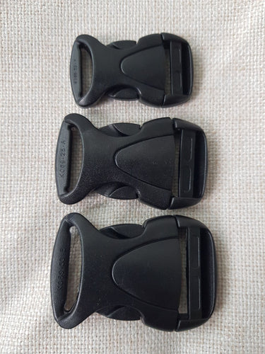 Musta muovinen pistosolki, kolme kokoa 20 mm, 25 mm, 30 mm. Sopii moniin varusteisiin esim. laukkujen/ reppujen hihnoihin ja vyönsojek