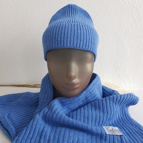 Ihanan pehmeä ja kevyt  huivi & pipo setti  Väri: sininen  Huivin koko: 60 cm x 180 cm  Materiaali: 33% merinovilla, 33% viskoosi, 24% polyamidi, 10% kashmir  Hoito-ohje: käsinpesu  Valmistusmaa Italia