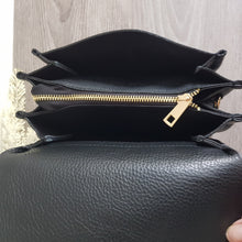 Lataa kuva Galleria-katseluun, SANDRA nahkalaukku on tyylikäs ja käytännöllinen cross body malli säädettävällä koristehihnalla.  Pituus : 23 cm, korkeus 16 cm, syvyys 6 cm  Laukun sisäosa on jaettu kahteen osaan vetoketjullisella taskulla ja sisäosan reunoilta löytyy avotaskut.  Hihna: leveys 5 cm, max pituus 126 cm
