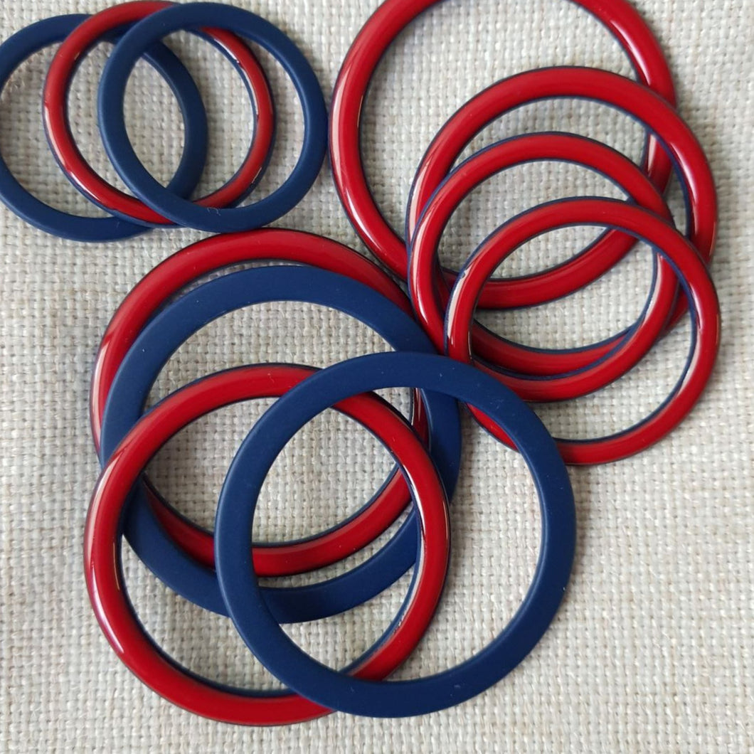 Upeat metalliset O-renkaat. Renkaan toinen puoli on kiiltävä punainen ja toinen puoli - matta sininen. Renkaat sopii laukkuihin tai niitä voi käyttää vyön tekoihin. Koot (halkasija) 25 mm, 30 mm, 40 mm.