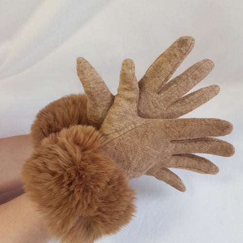 Ihanan pehmeät ja lämpimät vuorilliset neulesormikkaat tekokarvareunuksella, etusormessa on kosketusnäyttöomimaisuus. Väri ruskea.