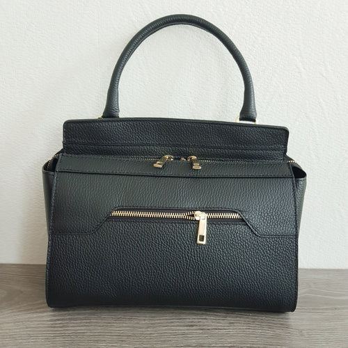 Tyylikäs Venla nahkalaukku säädettävällä olkahihnalla.  Laukussa yksi iso tasku ja sisällä avo sivutasku.  Edestä löytyy vetoketjullinen tasku.  Koko: pituus 30 cm, korkeus 20 cm, syvyys 10 cm  Hihnan leveys 1 cm, pituus 115cm  Valmistusmaa Italia