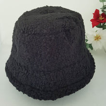 Lataa kuva Galleria-katseluun, Pörröinen ZOE hattu on talven hittipäähine. Pehmeä materiaali on 100% akryylia. Yksi koko. Neljä väriä: luonnonvalkoinen, oliivi, ruskea ja musta. Hoito-ohje: käsinpesu.
